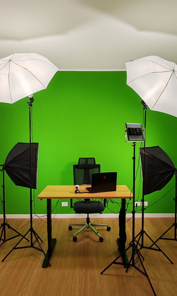 Area Content con Illuminazione Professionale e Green Screen